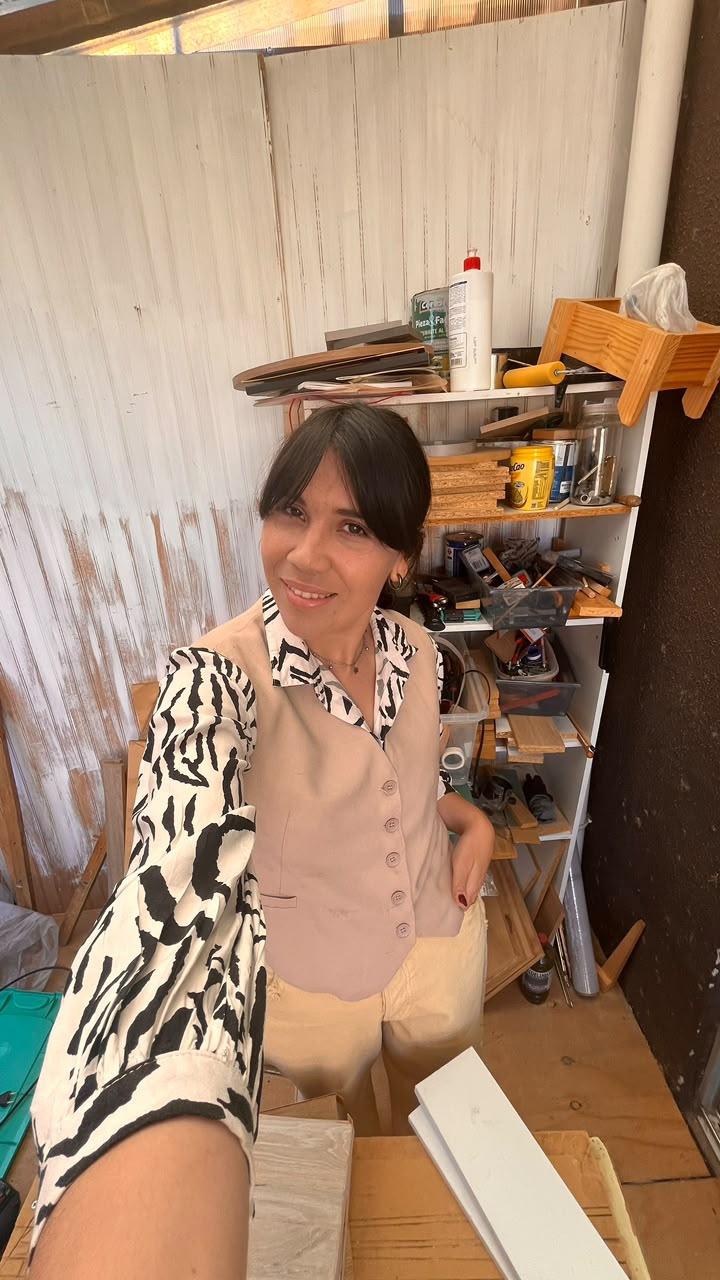 Naty Unda en su espacio de trabajo de carpintería